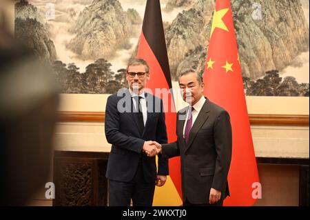 Peking, China. Februar 2024. Jens Plötner (l), Berater des Bundeskanzlers für Außen- und Sicherheitspolitik, steht neben Chinas Außenminister Wang Yi. Deutsche Diplomaten trafen sich am Freitag in Peking mit chinesischen Politikern, um über verschiedene bilaterale und globale politische Fragen zu diskutieren. Quelle: Johannes Neudecker/dpa/Alamy Live News Stockfoto