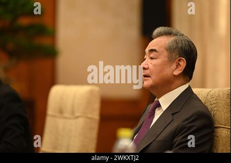 Peking, China. Februar 2024. Chinas Außenminister Wang Yi spricht bei einer Delegation. Deutsche Diplomaten trafen sich am Freitag in Peking mit chinesischen Politikern, um über verschiedene bilaterale und globale politische Fragen zu diskutieren. Quelle: Johannes Neudecker/dpa/Alamy Live News Stockfoto