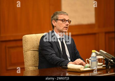 Peking, China. Februar 2024. Jens Plötner, Berater des Bundeskanzlers für Außen- und Sicherheitspolitik, spricht während eines Delegationsbesuchs in Peking. Deutsche Diplomaten trafen sich am Freitag in Peking mit chinesischen Politikern, um über verschiedene bilaterale und globale politische Fragen zu diskutieren. Quelle: Johannes Neudecker/dpa/Alamy Live News Stockfoto