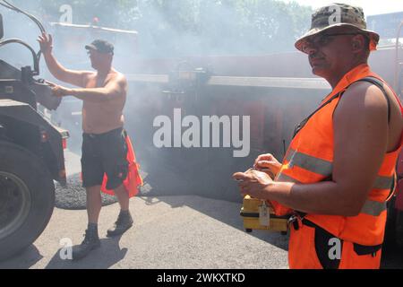 Leben an der Autobahn 40. 17.07.2015, EU, DEU, Deutschland, Nordrhein-Westfalen, Essen: Sperrung der Autobahn-40 für Erneuerungsarbeiten. Auftragen von sog. Fluesterasphalt zwischen Wattenscheid und Frillendorf. EU, DEU, Deutschland, Nordrhein-Westfalen, Essen: Autobahn 40 wegen Renovierungsarbeiten gesperrt. Die Anwendung von sogenanntem Fluester-Asphalt zwischen Wattenscheid und Frillendorf. Stockfoto