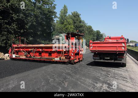 Leben an der Autobahn 40. 17.07.2015, EU, DEU, Deutschland, Nordrhein-Westfalen, Essen: Sperrung der Autobahn-40 für Erneuerungsarbeiten. Auftragen von sog. Fluesterasphalt zwischen Wattenscheid und Frillendorf. EU, DEU, Deutschland, Nordrhein-Westfalen, Essen: Autobahn 40 wegen Renovierungsarbeiten gesperrt. Die Anwendung von sogenanntem Fluester-Asphalt zwischen Wattenscheid und Frillendorf. Stockfoto