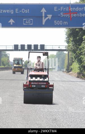 Leben an der Autobahn 40. 17.07.2015, EU, DEU, Deutschland, Nordrhein-Westfalen, Essen: Sperrung der Autobahn-40 für Erneuerungsarbeiten. Auftragen von sog. Fluesterasphalt zwischen Wattenscheid und Frillendorf. EU, DEU, Deutschland, Nordrhein-Westfalen, Essen: Autobahn 40 wegen Renovierungsarbeiten gesperrt. Die Anwendung von sogenanntem Fluester-Asphalt zwischen Wattenscheid und Frillendorf. Stockfoto