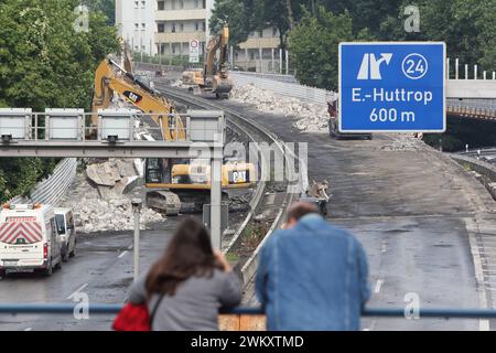 Leben an der Autobahn 40. 10.07.2012, EU, DEU, Deutschland, Nordrhein-Westfalen, Essen: Leben an der Autobahn 40. Dreimonatige Sperrung bzw. Umleitung der Autobahn für Erneuerungsarbeiten wie Brückenabriss und Brückenneubau an der Abfahrt Essen-Zentrum. EU, DEU, Deutschland, Nordrhein-Westfalen, Essen: Dreimonatige Sperrung oder Umlenkung der Autobahn für Renovierungsarbeiten wie Brückenabbruch und Brückenneubau an der Ausfahrt Essen-Zentrum. Stockfoto