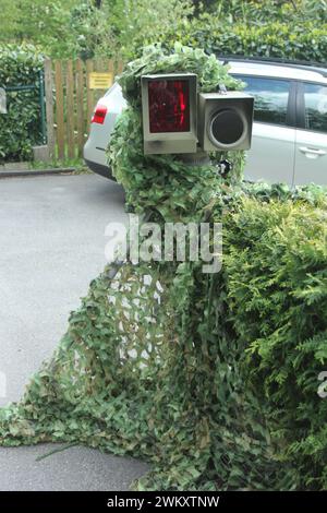 Strassenverkehr im Ruhrgebiet. 04.05.2019, EU, DEU, Deutschland, Nordrhein-Westfalen, Velbert: mit einem Tarnnetz getarnte Radarfalle an der Kohlenstraße in Winzermark. EU, DEU, Deutschland, Nordrhein-Westfalen, Hattingen: Mit einem Tarnnetz getarnte Geschwindigkeitsfalle an der Kohlenstraße in der Winzermark. Stockfoto