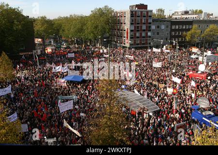 Der Kampf um das Opelwerk Bochum. 19.10.2004, EU, DEU, Deutschland, Nordrhein-Westfalen, Bochum: Demonstration von OPEL-Beschaeftigten und der IG-Metall für den Erhalt des Opelwerks. Der wilde Streik im Opel-Werk Bochum legt auch die Produktion in zwei anderen Werken lahm. In den Forderungen der Opelaner geht es u.a um eine Standortsicherung und Beschäftigung über das Jahr 2010 hinaus. Unterstützung für ihre Forderung von weiteren Gewerkschaften, der breiten Stadtgesellschaft und der Politik. Es solidarisierte sich drei GM Standorte in Brasilien und Polen mit den Bochumer Kollegen. Nach dem Stockfoto