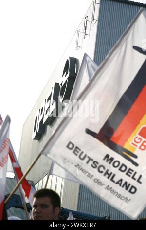 Der Kampf um das Opelwerk Bochum. 19.10.2004, EU, DEU, Deutschland, Nordrhein-Westfalen, Bochum: Demonstration von OPEL-Beschaeftigten und der IG-Metall für den Erhalt des Opelwerks. Der wilde Streik im Opel-Werk Bochum legt auch die Produktion in zwei anderen Werken lahm. In den Forderungen der Opelaner geht es u.a um eine Standortsicherung und Beschäftigung über das Jahr 2010 hinaus. Unterstützung für ihre Forderung von weiteren Gewerkschaften, der breiten Stadtgesellschaft und der Politik. Es solidarisierte sich drei GM Standorte in Brasilien und Polen mit den Bochumer Kollegen. Nach dem Stockfoto