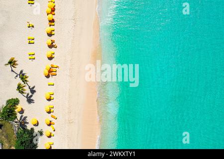 Aus der Vogelperspektive auf einen Strand mit Sonnenschirmen in einer Lagune Stockfoto