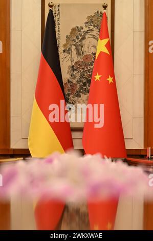 Peking, China. Februar 2024. Eine deutsche und eine chinesische Flagge stehen vor einem traditionellen chinesischen Landschaftsgemälde. Deutsche Diplomaten trafen sich am Freitag in Peking mit chinesischen Politikern, um über verschiedene bilaterale und globale politische Fragen zu diskutieren. Quelle: Johannes Neudecker/dpa/Alamy Live News Stockfoto