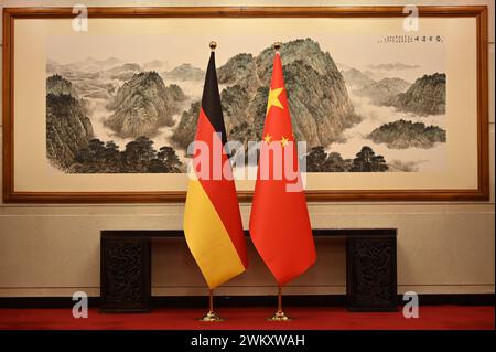 Peking, China. Februar 2024. Eine deutsche und eine chinesische Flagge stehen vor einem traditionellen chinesischen Landschaftsgemälde. Deutsche Diplomaten trafen sich am Freitag in Peking mit chinesischen Politikern, um über verschiedene bilaterale und globale politische Fragen zu diskutieren. Quelle: Johannes Neudecker/dpa/Alamy Live News Stockfoto