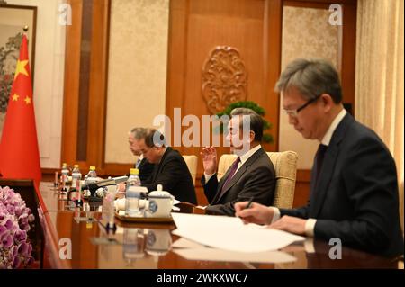 Peking, China. Februar 2024. Chinas Außenminister Wang Yi (M) spricht auf einer Delegationssitzung. Deutsche Diplomaten trafen sich am Freitag in Peking mit chinesischen Politikern, um über verschiedene bilaterale und globale politische Fragen zu diskutieren. Quelle: Johannes Neudecker/dpa/Alamy Live News Stockfoto