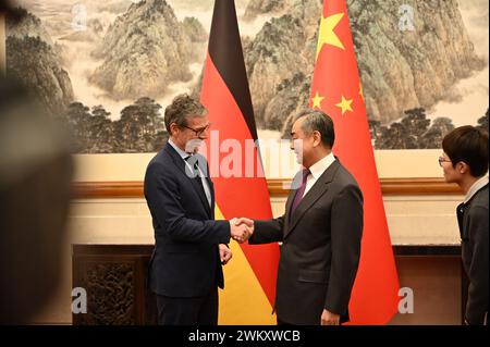 Peking, China. Februar 2024. Jens Plötner (l), Berater des Bundeskanzlers für Außen- und Sicherheitspolitik, steht neben Chinas Außenminister Wang Yi. Deutsche Diplomaten trafen sich am Freitag in Peking mit chinesischen Politikern, um über verschiedene bilaterale und globale politische Fragen zu diskutieren. Quelle: Johannes Neudecker/dpa/Alamy Live News Stockfoto