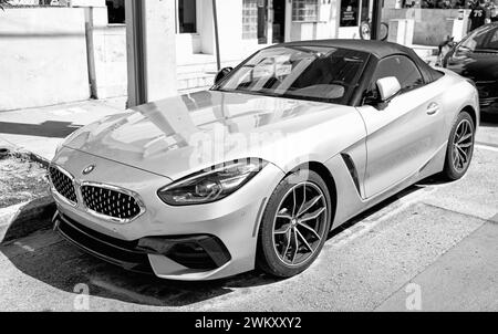 Los Angeles, Kalifornien, USA - 13. April 2021: Silbergrau bmw Z4 Luxus-Sportwagen Vorderecke. Stockfoto