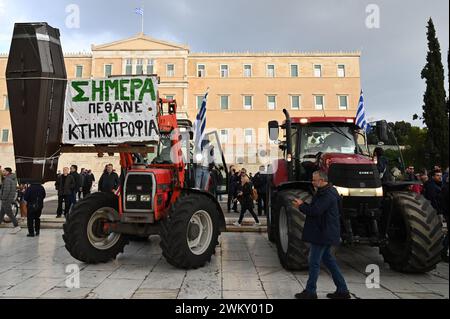 Athen, Griechenland. Februar 2024. Landwirte fahren ihre Traktoren vor dem griechischen Parlament und fordern Subventionen zur Senkung der Produktionskosten und Neuverhandlungen über die neue Gemeinsame Agrarpolitik der EU. Foto: Nicolas Koutsokostas/Alamy Stock Photo. Stockfoto