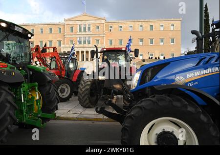 Athen, Griechenland. Februar 2024. Landwirte fahren ihre Traktoren vor dem griechischen Parlament und fordern Subventionen zur Senkung der Produktionskosten und Neuverhandlungen über die neue Gemeinsame Agrarpolitik der EU. Foto: Nicolas Koutsokostas/Alamy Stock Photo. Stockfoto