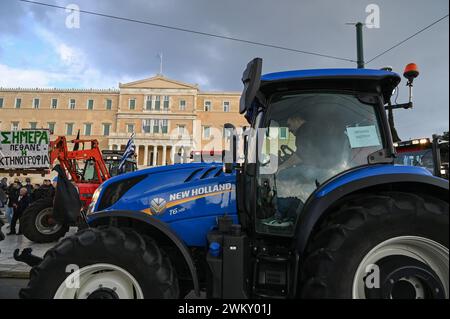 Athen, Griechenland. Februar 2024. Landwirte fahren ihre Traktoren vor dem griechischen Parlament und fordern Subventionen zur Senkung der Produktionskosten und Neuverhandlungen über die neue Gemeinsame Agrarpolitik der EU. Foto: Nicolas Koutsokostas/Alamy Stock Photo. Stockfoto