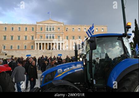 Athen, Griechenland. Februar 2024. Landwirte fahren ihre Traktoren vor dem griechischen Parlament und fordern Subventionen zur Senkung der Produktionskosten und Neuverhandlungen über die neue Gemeinsame Agrarpolitik der EU. Foto: Nicolas Koutsokostas/Alamy Stock Photo. Stockfoto