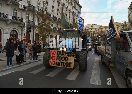 Athen, Griechenland. Februar 2024. Landwirte fahren ihre Traktoren vor dem griechischen Parlament und fordern Subventionen zur Senkung der Produktionskosten und Neuverhandlungen über die neue Gemeinsame Agrarpolitik der EU. Foto: Nicolas Koutsokostas/Alamy Stock Photo. Stockfoto