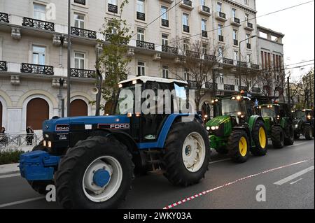 Athen, Griechenland. Februar 2024. Landwirte fahren ihre Traktoren vor dem griechischen Parlament und fordern Subventionen zur Senkung der Produktionskosten und Neuverhandlungen über die neue Gemeinsame Agrarpolitik der EU. Foto: Nicolas Koutsokostas/Alamy Stock Photo. Stockfoto