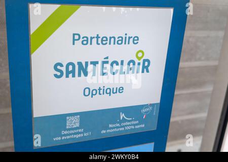 Bordeaux , Frankreich - 02 07 2024 : Santeclair partenaire optisch Healthcare Netzwerk Logo Text und Markenzeichen auf Fassade Eingang Gebäude Geschäft von französisch Stockfoto