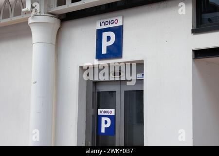 Bordeaux , Frankreich - 02 12 2024 : Parkmöglichkeiten mit Zugang zu Indigo, gebührenpflichtige Tiefgarage in der Stadt für Auto und Motorrad Stockfoto