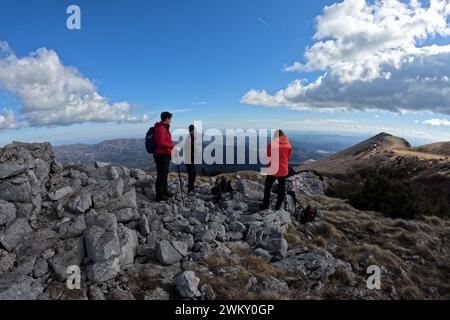 Kleine Gruppe von älteren Wanderern auf dem Bergrücken Stockfoto