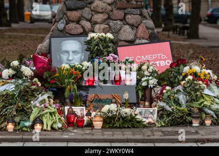 Blumen und Kerzen wurden in Vilnius zur spontanen Gedenkfeier für den russischen Oppositionsführer Alexej Nawalny gelegt, mit Porträts und Botschaften von Menschen Stockfoto