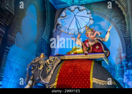 Ein wunderschönes Idol von Lord Ganesha, das für das Festival von Ganesh Jayanti oder Maghi Ganesh Utsav in Mumbai, Indien, verehrt wird Stockfoto