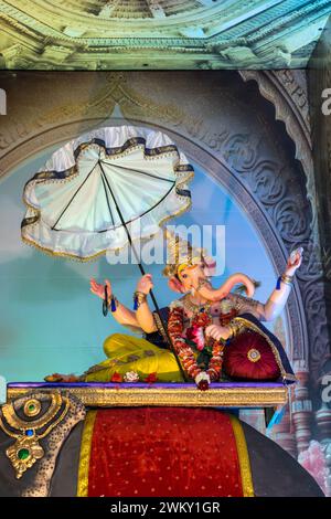 Ein wunderschönes Idol von Lord Ganesha, das für das Festival von Ganesh Jayanti oder Maghi Ganesh Utsav in Mumbai, Indien, verehrt wird Stockfoto