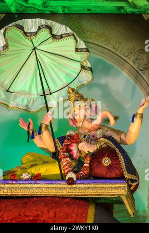 Ein wunderschönes Idol von Lord Ganesha, das für das Festival von Ganesh Jayanti oder Maghi Ganesh Utsav in Mumbai, Indien, verehrt wird Stockfoto