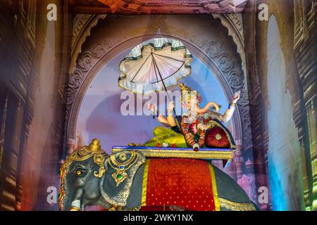 Ein wunderschönes Idol von Lord Ganesha, das für das Festival von Ganesh Jayanti oder Maghi Ganesh Utsav in Mumbai, Indien, verehrt wird Stockfoto