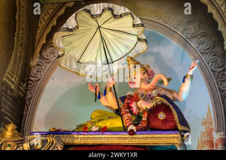Ein wunderschönes Idol von Lord Ganesha, das für das Festival von Ganesh Jayanti oder Maghi Ganesh Utsav in Mumbai, Indien, verehrt wird Stockfoto