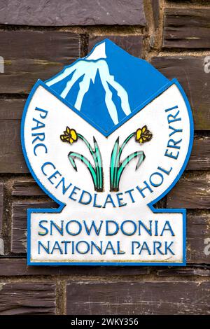 Snowdonia, Wales, - 9. Juli 2012: Das Schild zum Snowdonia Nationalpark, wobei der Text sowohl in Walisisch als auch in Englisch angezeigt wird. UK Stockfoto