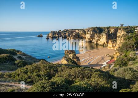 Praia de Dona Ana Strand in der Nähe von Lagos Stadt, Algarve, Portugal. Stockfoto