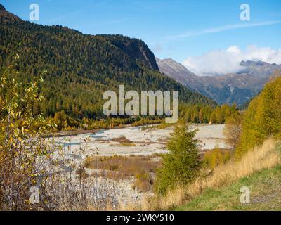 Morteratsch, Schweiz - 15. Oktober 2023: Blick in das wilde Flusstal der Bernina Stockfoto