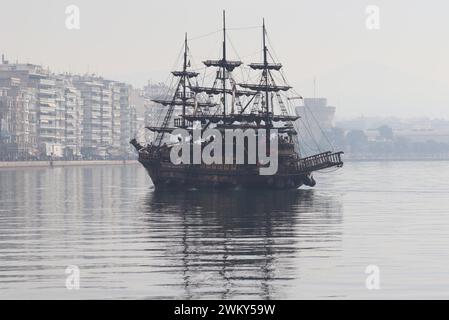 Mystische Reise. Piratenschiff Abenteuer rund um den Weißen Turm. Ägäische Meerbröcklung. 2. 10. 2024 Thessaloniki Griechenland. Stockfoto