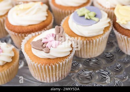 Fancy iced Kuchen im Waddesdon Manor Handwerker Markt. April 2019 Stockfoto