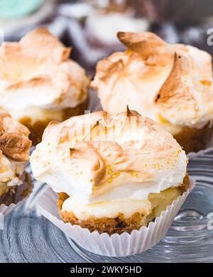 Handgemachte, handgemachte Meringue-Feen-Kuchen auf dem Waddesdon Artisan Market. Stockfoto