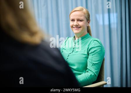 Berlin, Deutschland. Februar 2024. Katharina Frömsdorf, Managing Director von Joyn, sitzt zu einem Interview im dpa-Newsroom. Annette Riedl/dpa/Alamy Live News Stockfoto