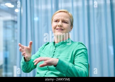 Berlin, Deutschland. Februar 2024. Katharina Frömsdorf, Managing Director von Joyn, sitzt zu einem Interview im dpa-Newsroom. Annette Riedl/dpa/Alamy Live News Stockfoto