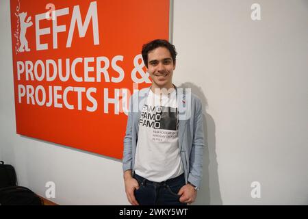 Berlin, Deutschland. Februar 2024. Der tschechische Filmschüler Matej Frantisek Preisler posiert für den Fotografen auf den 74. Internationalen Filmfestspielen Berlinale in Berlin am 20. Februar 2024. Quelle: Ales Zapotocky/CTK Photo/Alamy Live News Stockfoto