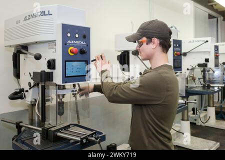 AusbildungsCampus der Handwerkskammer zu Köln. Auszubildender in der Metallwerkstatt *** TrainingCampus der Handwerkskammer Köln. Lehrling in der Metallwerkstatt Nordrhein-Westfalen Deutschland GMS10668 Stockfoto