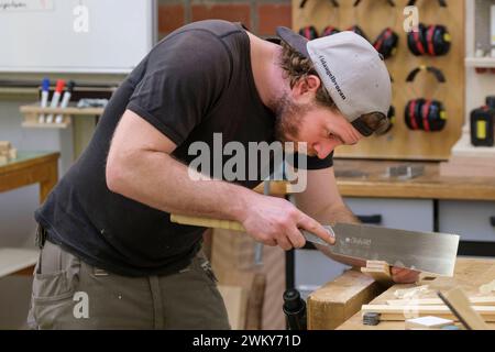 AusbildungsCampus der Handwerkskammer zu Köln. Auszubildende in der Holzwerkstatt. *** Ausbildungscampus der Handwerkskammer Köln. Auszubildende in der Holzwerkstatt. Nordrhein-Westfalen Deutschland, Deutschland GMS10710 Stockfoto