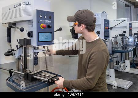 AusbildungsCampus der Handwerkskammer zu Köln. Auszubildender in der Metallwerkstatt *** TrainingCampus der Handwerkskammer Köln. Lehrling in der Metallwerkstatt Nordrhein-Westfalen Deutschland GMS10667 Stockfoto