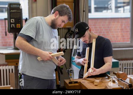 AusbildungsCampus der Handwerkskammer zu Köln. Auszubildende in der Holzwerkstatt. *** Ausbildungscampus der Handwerkskammer Köln. Auszubildende in der Holzwerkstatt. Nordrhein-Westfalen Deutschland, Deutschland GMS10687 Stockfoto