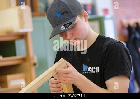 AusbildungsCampus der Handwerkskammer zu Köln. Auszubildende in der Holzwerkstatt. *** Ausbildungscampus der Handwerkskammer Köln. Auszubildende in der Holzwerkstatt. Nordrhein-Westfalen Deutschland, Deutschland GMS10711 Stockfoto