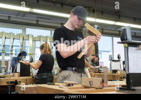 AusbildungsCampus der Handwerkskammer zu Köln. Auszubildende in der Holzwerkstatt. *** Ausbildungscampus der Handwerkskammer Köln. Auszubildende in der Holzwerkstatt. Nordrhein-Westfalen Deutschland, Deutschland GMS10689 Stockfoto