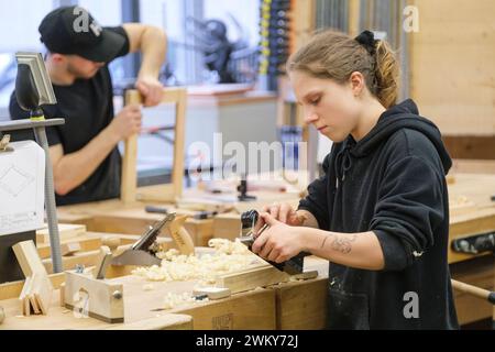 AusbildungsCampus der Handwerkskammer zu Köln. Auszubildende in der Holzwerkstatt. Im Vordergrund eine junge Frau *** Ausbildungscampus der Handwerkskammer Köln. Auszubildende in der Holzwerkstatt. Eine junge Frau im Vordergrund Nordrhein-Westfalen Deutschland GMS10720 Stockfoto