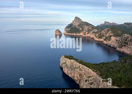 Blick auf Kap Formentor und die Sierra de Tramontana, wo die Bergklippen nördlich der Insel auf das Mittelmeer treffen. Stockfoto