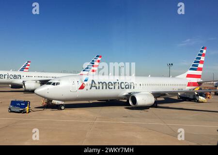 Eine American Airlines Boeing 737-800 (Doppelstrahlflugzeug mit N947NN) auf dem Dallas Fort Worth International Airport, Donnerstag, 23. November 2017, in Dallas. Stockfoto