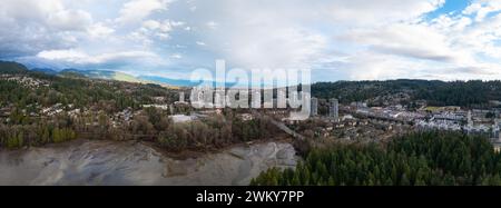 Blick aus der Vogelperspektive auf die Stadt, den See und die Berge im Hintergrund. Vancouver, BC, Kanada. Stockfoto